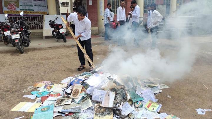 শেখ মুজিব ও হাসিনাসংশ্লিষ্ট ৪ শতাধিক বই পুড়িয়ে দিলেন শিক্ষার্থীরা